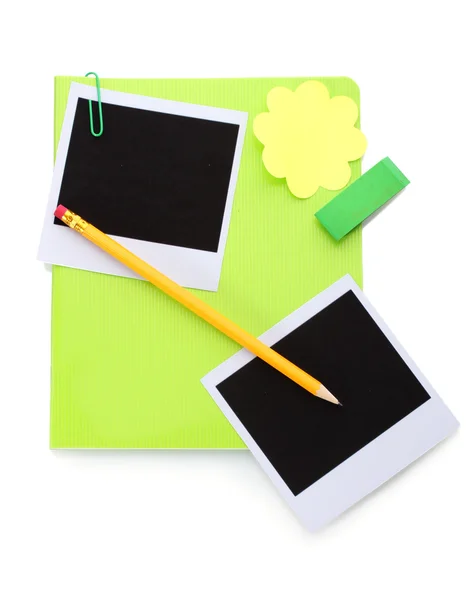 Foto papíry a zelené notebook izolované na bílém — Stock fotografie