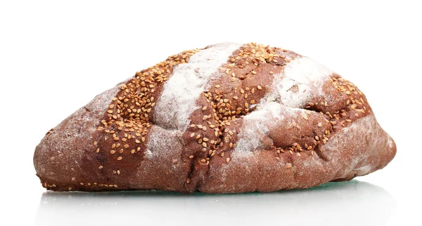 Pyszny chleb żytni z nasion sesam na białym tle — Zdjęcie stockowe