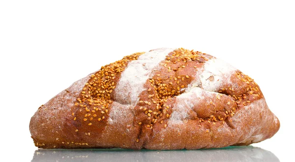 Delicioso pão de centeio com sementes de gergelim isoladas em branco — Fotografia de Stock