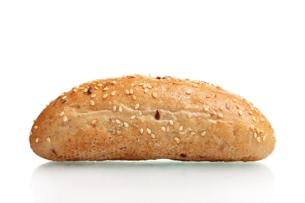 Délicieux pain aux graines de sésame isolé sur blanc — Photo