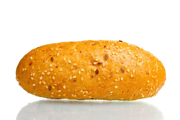 Heerlijke broodje met sesamzaadjes geïsoleerd op wit — Stockfoto