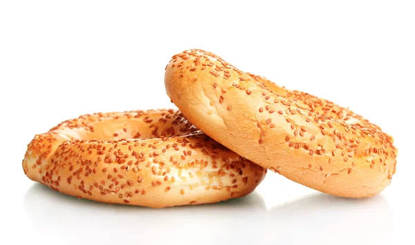 Deliziosi bagel con semi di sesamo isolati su bianco — Foto Stock