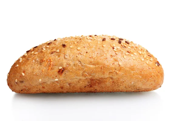 Delicioso pão com sementes de gergelim isoladas em branco — Fotografia de Stock