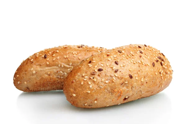 Heerlijke broodjes met sesamzaadjes geïsoleerd op wit — Stockfoto
