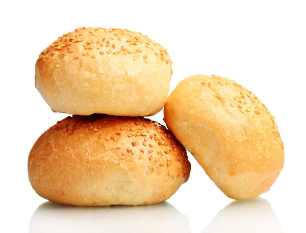 Deliciosos pães com sementes de gergelim isoladas em branco — Fotografia de Stock
