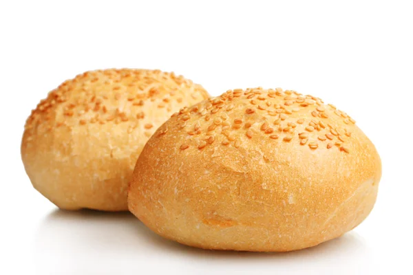 Deliziosi panini con semi di sesamo isolati su bianco — Foto Stock