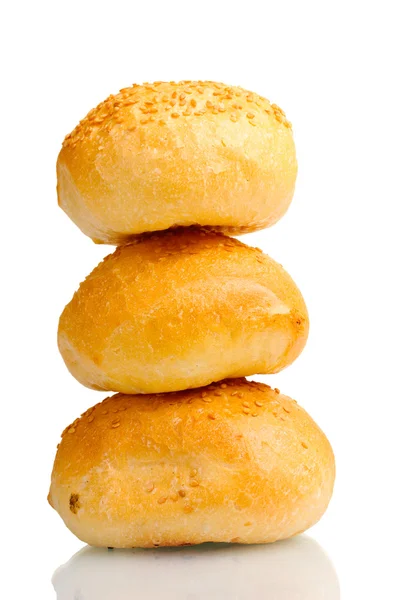 Heerlijke broodjes met sesamzaadjes geïsoleerd op wit — Stockfoto