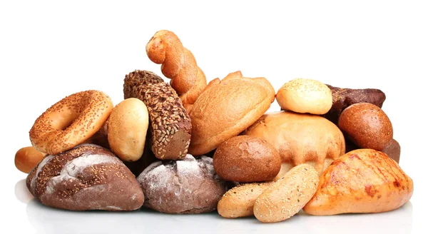 Chutné chleby a rohlíky izolovaných na bílém — Stock fotografie