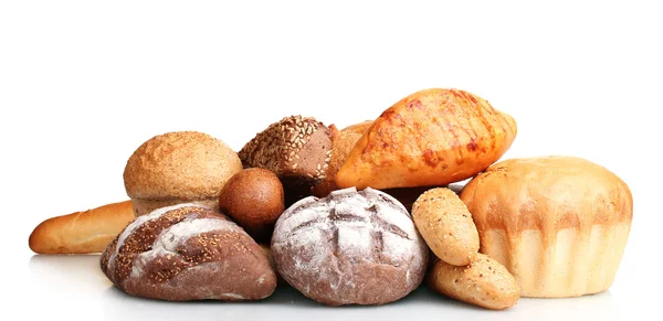 Leckere Brote und Brötchen isoliert auf weiß — Stockfoto