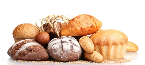 Leckere Brote und Weizen isoliert auf weiß — Stockfoto