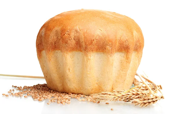 Delicioso pão redondo, orelhas e trigo isolado em branco — Fotografia de Stock