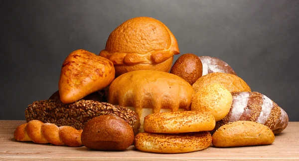 Gott bröd på träbord på grå bakgrund — Stockfoto