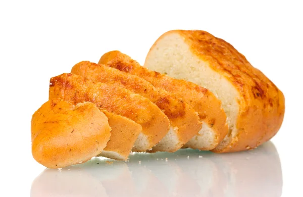 Вкусный нарезанный белый хлеб изолирован на белом — стоковое фото