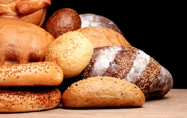 Výborný chléb na dřevěný stůl na hnědé pozadí — Stock fotografie