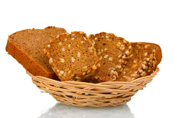 Delicioso pão de centeio fatiado isolado em branco — Fotografia de Stock