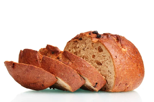 Pyszne krojonego chleba żytniego na białym tle — Zdjęcie stockowe
