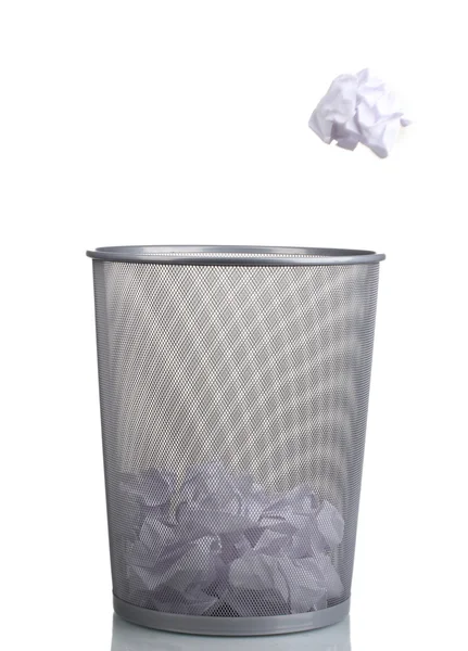 Cubo de basura de metal de papel aislado en blanco —  Fotos de Stock