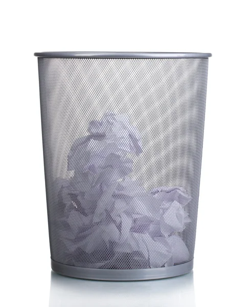 Металлический мусорный бак из бумаги изолирован на белом — стоковое фото