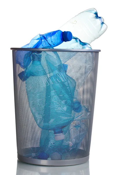 Fém szemétkosárban elszigetelt fehér műanyag palackból — Stock Fotó