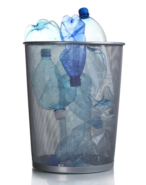 Cubo de basura de metal de botellas de plástico aisladas en blanco —  Fotos de Stock