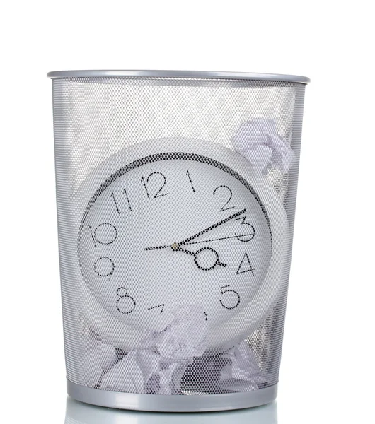 Reloj de pared en cubo de basura de metal y papel aislado en blanco —  Fotos de Stock