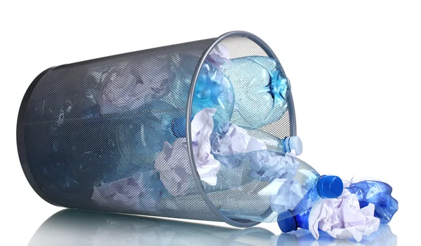 Cubo de basura de metal de botellas de plástico aisladas en blanco —  Fotos de Stock