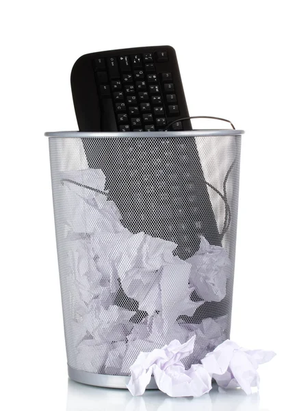 Antiguo teclado de PC y papel en cubo de basura de metal aislado en blanco — Foto de Stock