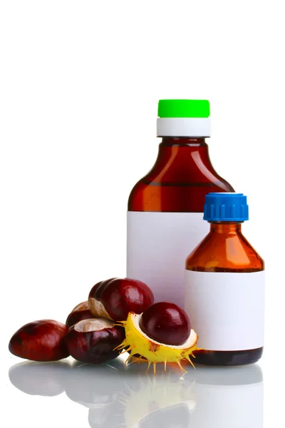 緑と茶色の栗と白で隔離される医学の瓶 — 图库照片