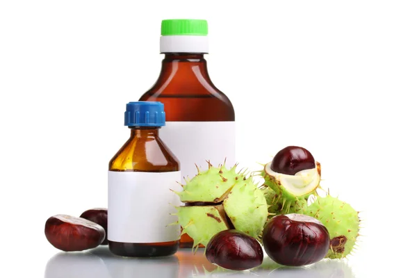 Castagne verdi e marroni e bottiglie mediche isolate su bianco — Foto Stock