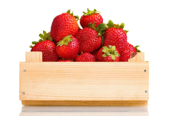 Aardbeien in houten doos geïsoleerd op wit — Stockfoto
