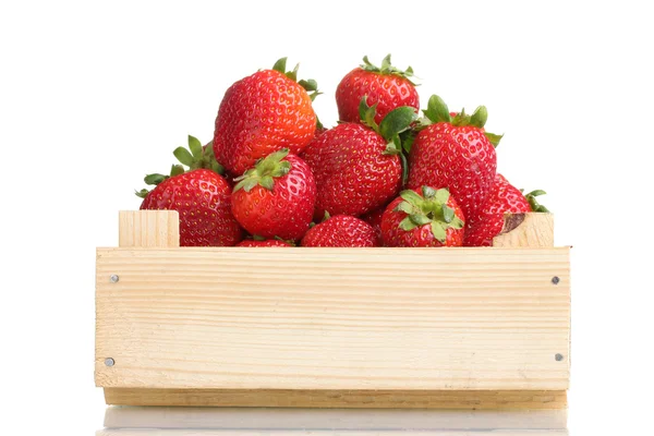 Aardbeien in houten doos geïsoleerd op wit — Stockfoto