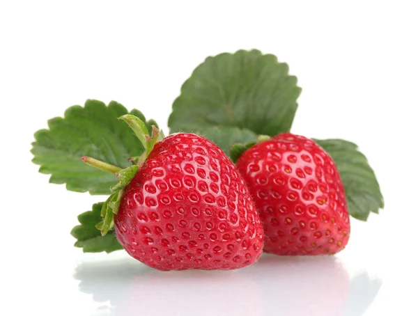 Süße Erdbeeren mit Blättern isoliert auf weiß — Stockfoto