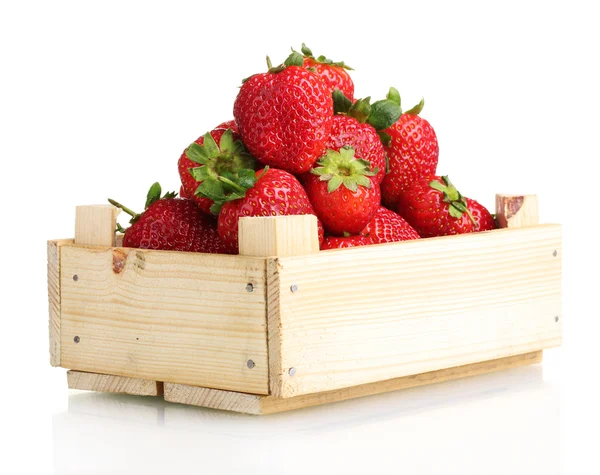 Fresas en caja de madera aisladas en blanco —  Fotos de Stock