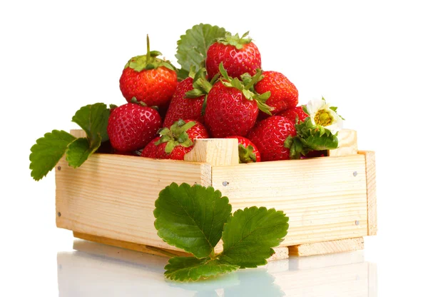 Aardbeien met bladeren in houten doos geïsoleerd op wit — Stockfoto