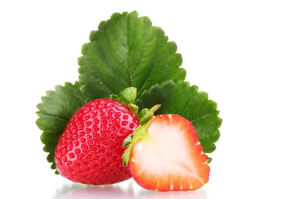 Süße Erdbeeren mit Blättern isoliert auf weiß — Stockfoto