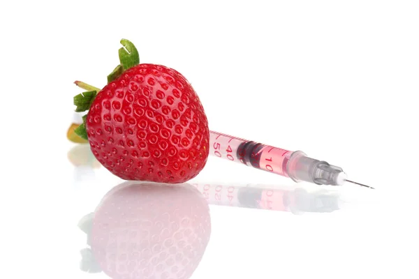 Rote Erdbeere und Spritze isoliert auf weiß — Stockfoto