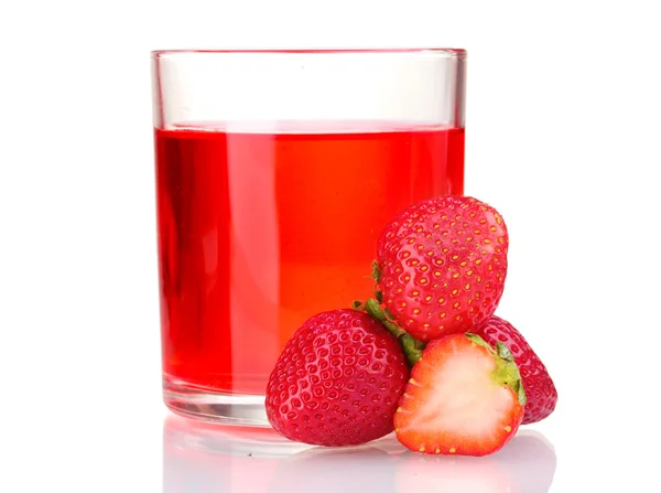 新鲜的草莓和果汁玻璃上白色隔离 — 图库照片