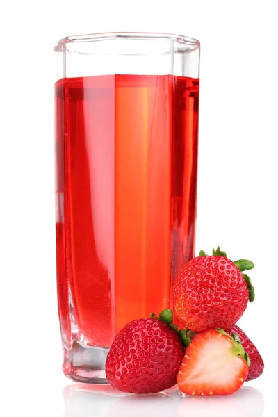 Čerstvé jahody a šťáva sklo izolované na bílém — Stock fotografie