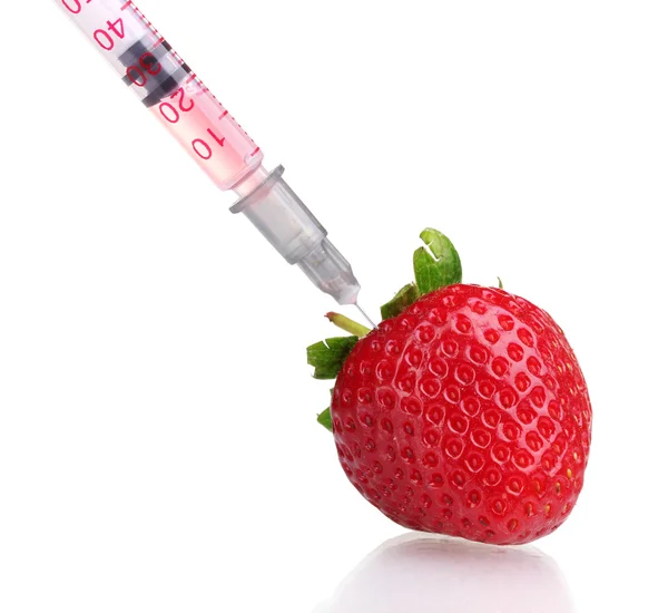 Rote Erdbeere und Spritze isoliert auf weiß — Stockfoto