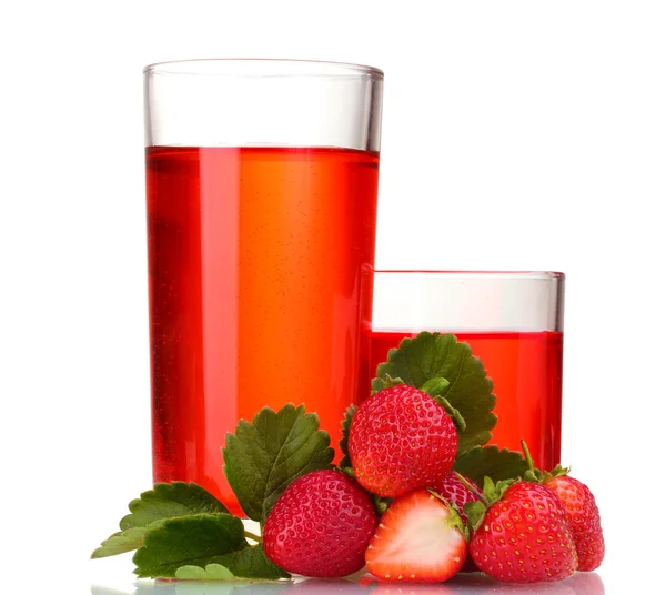 Νωπών φράουλα και χυμό γυαλιά που απομονώνονται σε λευκό — Φωτογραφία Αρχείου