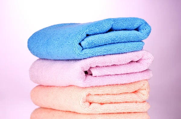 Tre handdukar på rosa bakgrund — Stockfoto