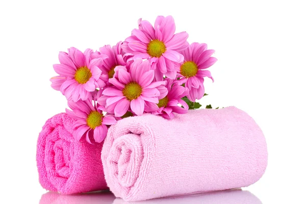 Różowy ręczniki i piękne kwiaty na białym tle — Zdjęcie stockowe