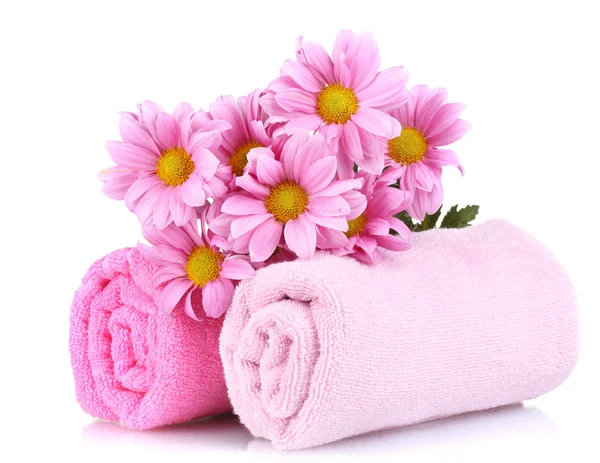 Ροζ πετσέτες και όμορφα λουλούδια που απομονώνονται σε λευκό — Φωτογραφία Αρχείου
