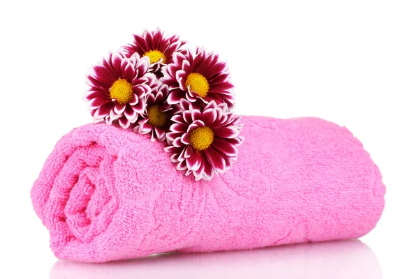 Ροζ πετσέτα και όμορφα λουλούδια που απομονώνονται σε λευκό — Φωτογραφία Αρχείου