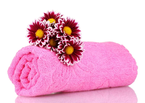 粉红色毛巾和美丽的花朵上白色隔离 — 图库照片