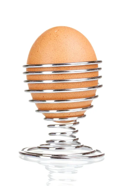 Metal stand üzerinde beyaz izole haşlanmış yumurta — Stok fotoğraf