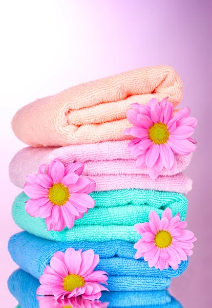 毛巾美丽的鲜花和粉红色的背景上 — 图库照片