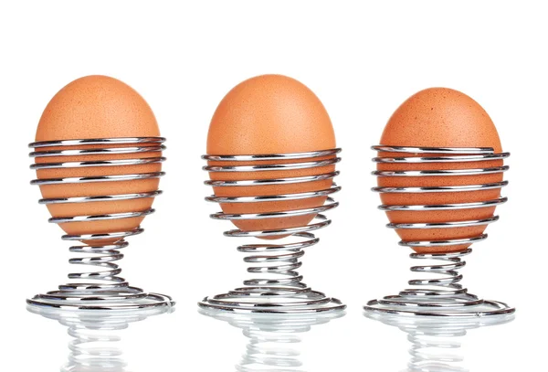 Вареные яйца в металлических стендах изолированы на белом — стоковое фото