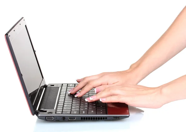 Nieuwe laptop en vrouw handen geïsoleerd op wit — Stockfoto