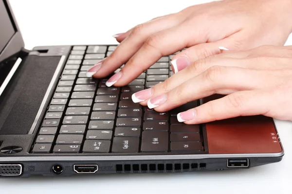 Nový laptop a žena ruce izolované na bílém — Stock fotografie
